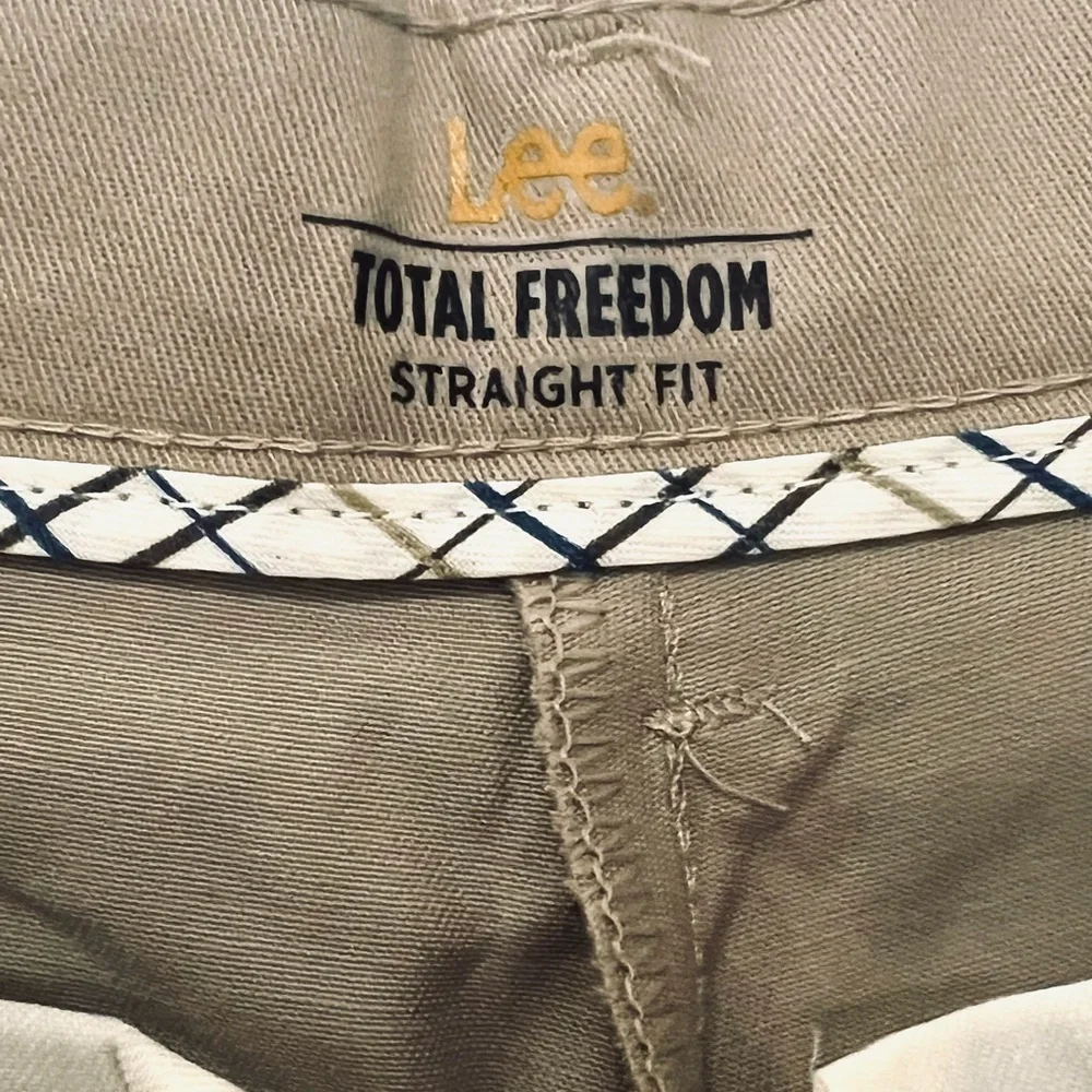 Lee Men's Total Freedom Stretch Straight Fit Flat Front Pant Pebble Size 30x30